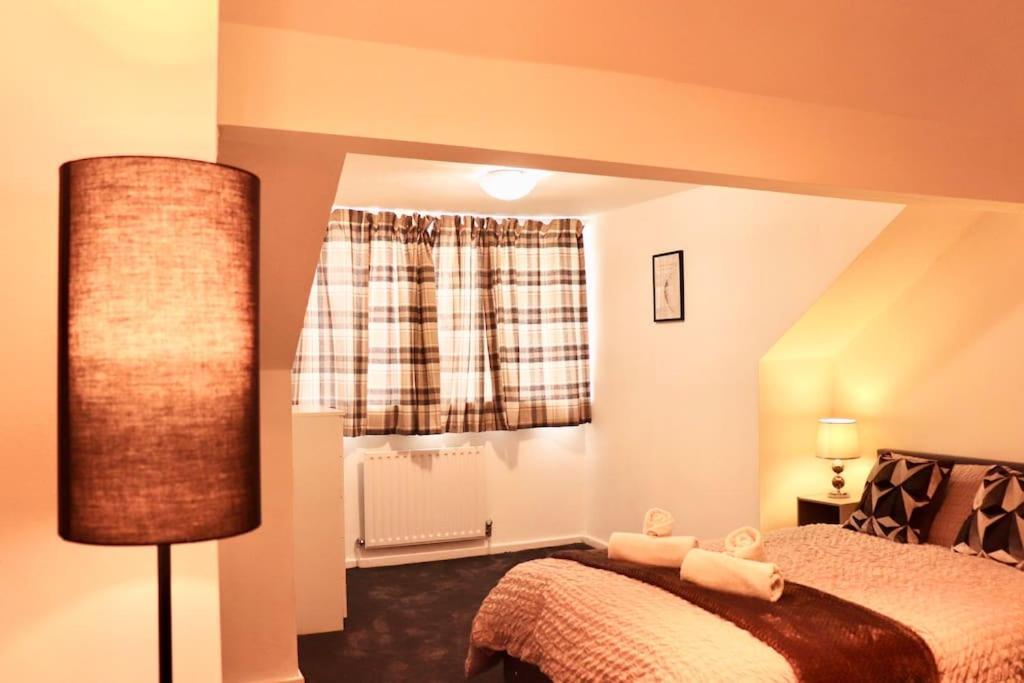 Charming 3 Bedroom Property Free Wifi & Parking Leeds  Buitenkant foto