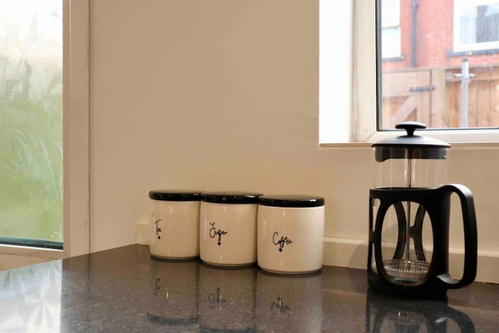 Charming 3 Bedroom Property Free Wifi & Parking Leeds  Buitenkant foto