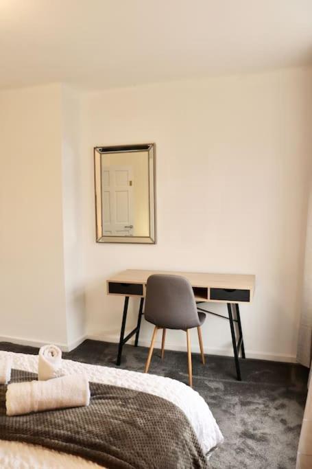 Charming 3 Bedroom Property Free Wifi & Parking Leeds  Buitenkant foto