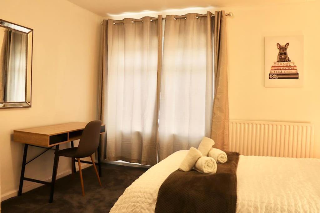 Charming 3 Bedroom Property Free Wifi & Parking Leeds  Buitenkant foto